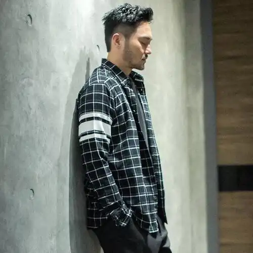 47岁的张智霖穿的格子衬衫用灰t恤打底,显沉稳,袖子上的"bug"是时尚