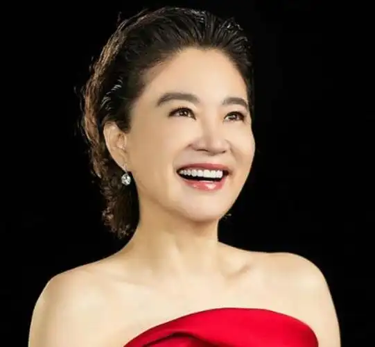 69岁林青霞现身画展,面容年轻气质优雅状态佳,颜值不输自画像|艺术照|