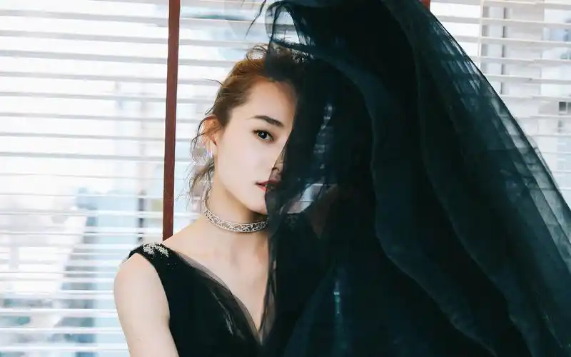 柴碧云露背深v礼服性感写真高清壁纸