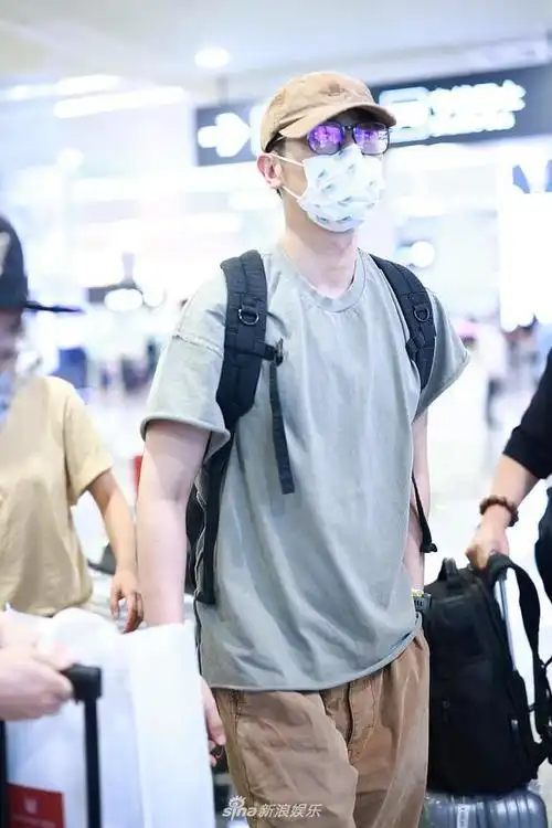 组图:朱亚文鸭舌帽搭休闲t现身机场 背双肩包单手插兜男人味十足