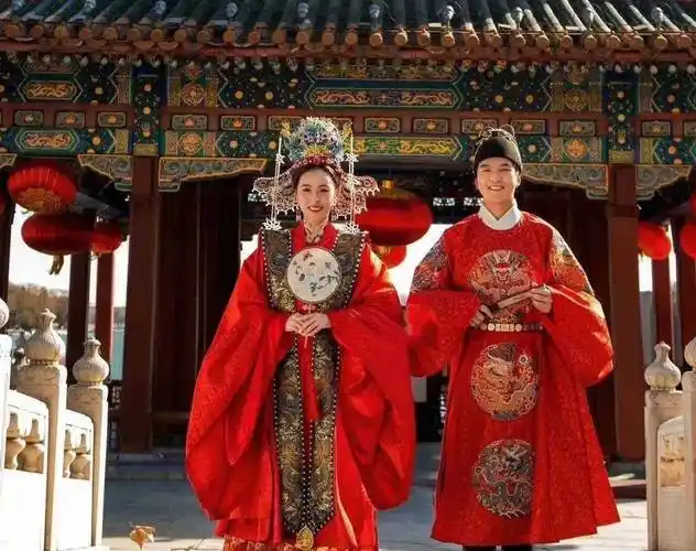 王蔷戴着凤冠,身披霞帔,手持扇子,举止优雅;而张浩则穿着古装,戴着