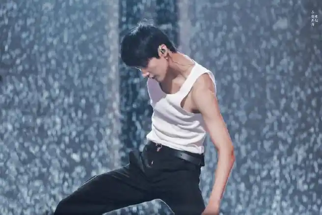 周柯宇米卡健身照