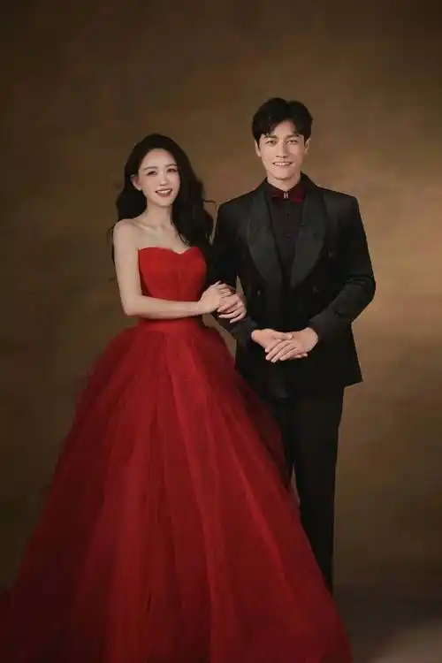 陈乔恩穿婚纱端庄美丽 和丈夫甜蜜拥抱幸福感溢出