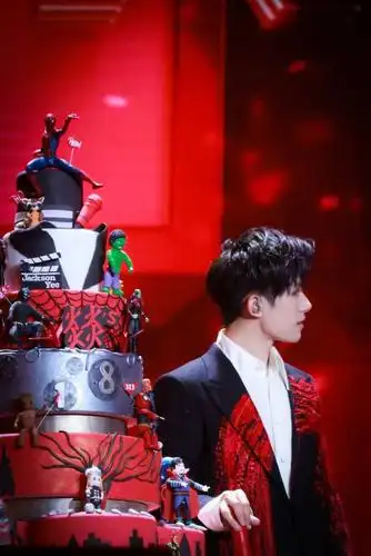 易烊千玺十八岁生日会 成人礼 图cr.logo 这个侧颜真的!