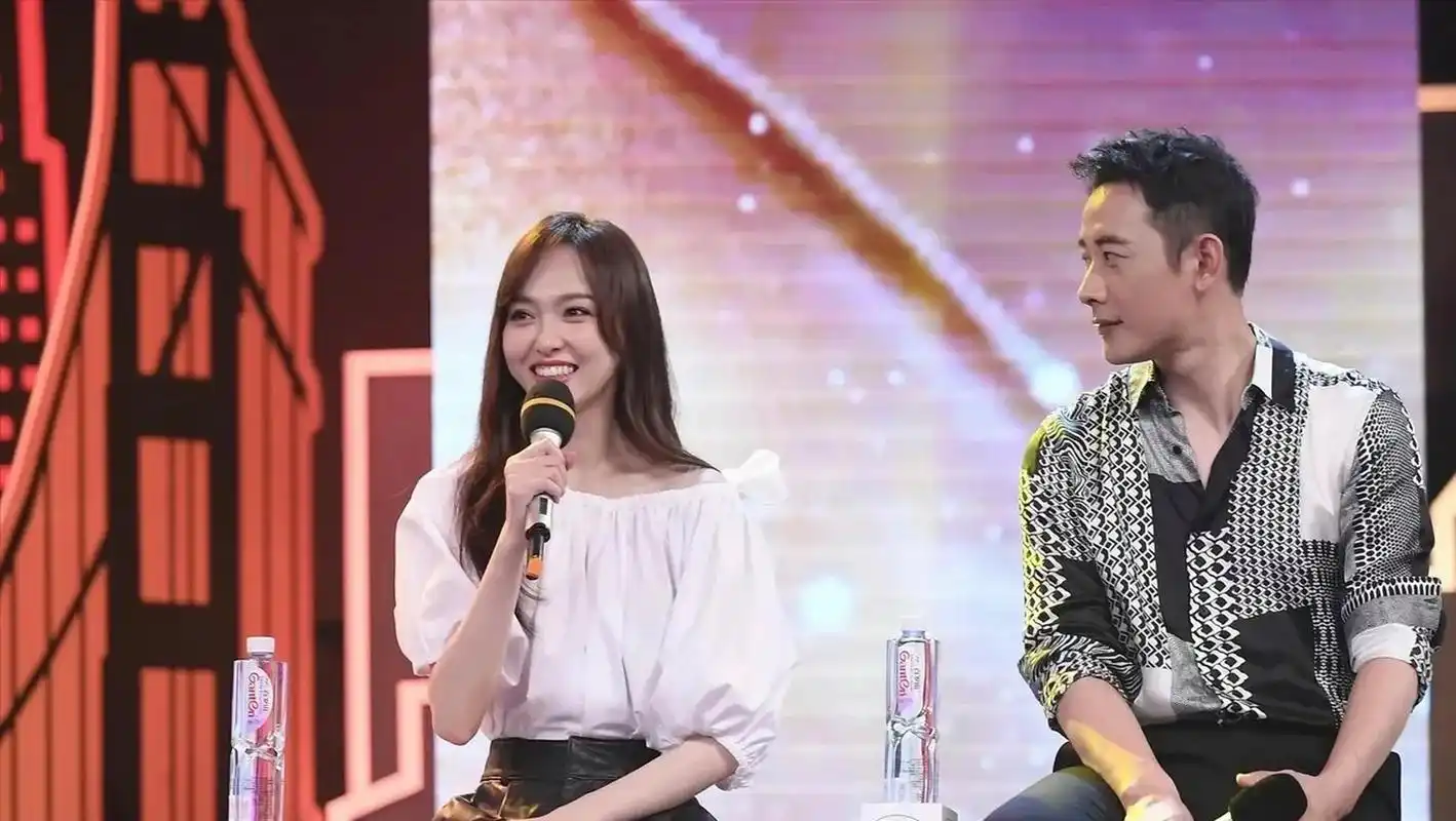 一次采访中,唐嫣爆料:"我和罗晋在一起半年,他提了6次分手",主持人为