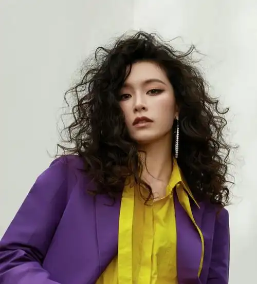 超蓬松爆炸卷发型 显发量no.1的女生烫发_女生卷发 - 美发站