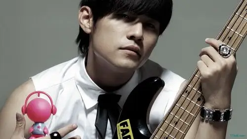 大神们,谁有图片中的壁纸啊 小弟跪求,周杰伦 白色衬衣(没有袖子) 电