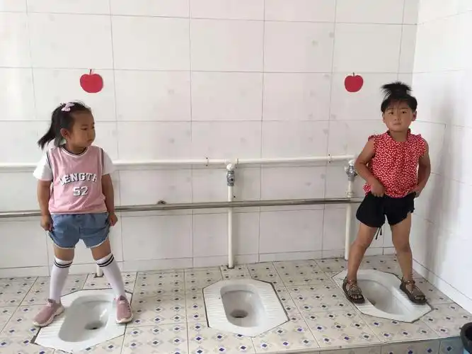 孩子们间隔一定距离如厕,洗手——好习惯就是这样养成的