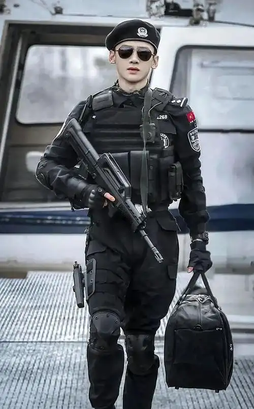 原创9位男星特警造型黄景瑜爱上特种兵man炸李现王一博都帅翻天