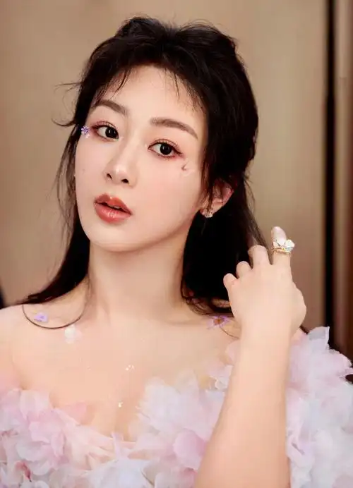 杨紫湖南卫视跨年晚会舞台照##杨紫贴花眼妆##杨紫粉色抹胸花朵长裙