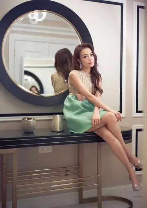 原创41岁的容祖儿扮嫩成功了,大胆挑战蝴蝶结连衣短裙,时尚又减龄