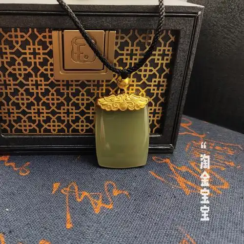 周大福国玉传承黄金镶和田玉挂坠平安扣