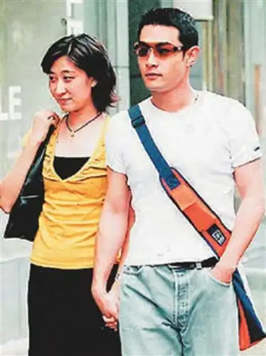 黄维德向女友辩解是伊能静主动牵手图