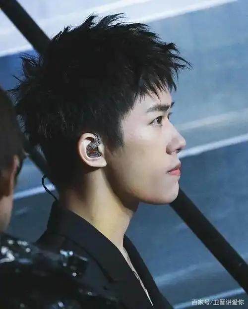 易烊千玺寸头发型,粉丝:好长时间了!