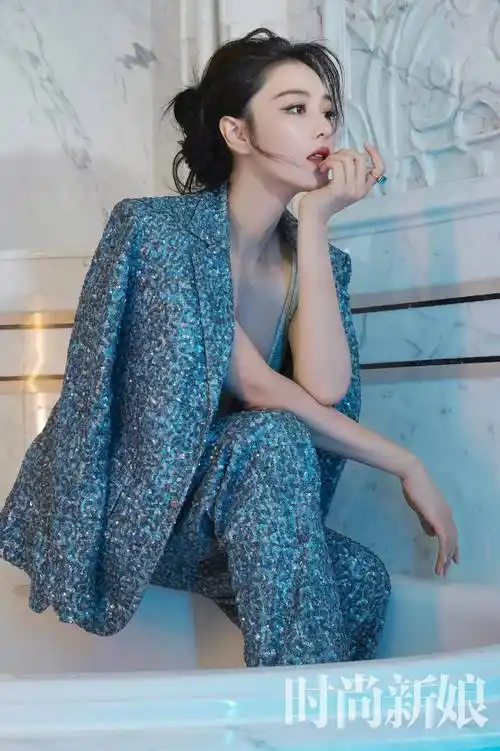 张馨予登《时尚新娘》封面,穿深v婚纱,牛仔胸衣,大秀傲人身材_连衣裙