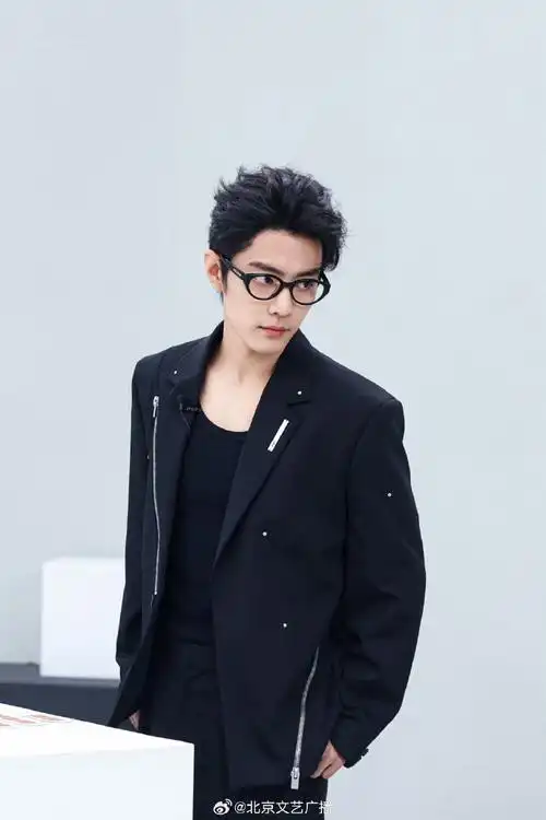 x玖少年团肖战daytoy最新活动随拍,全黑西装 黑框眼镜造型,酷酷的 !!