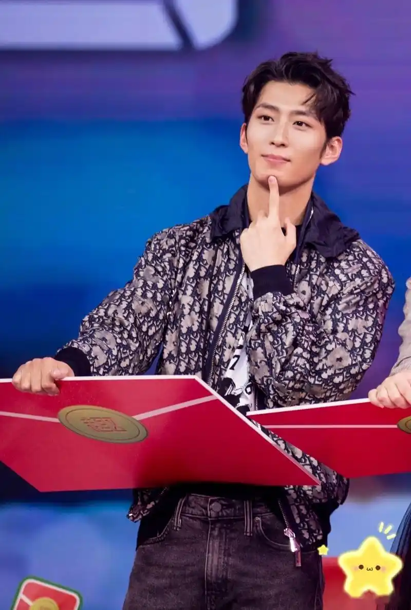 窦骁笑而不语时,也是魅力无边;沉浸拍戏时,绝对专注与投入.