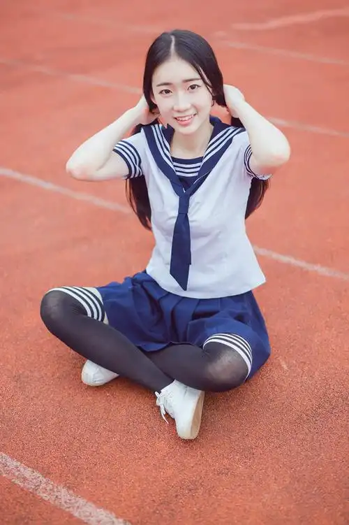 长发清纯美女白色校服迷人操场写真图片