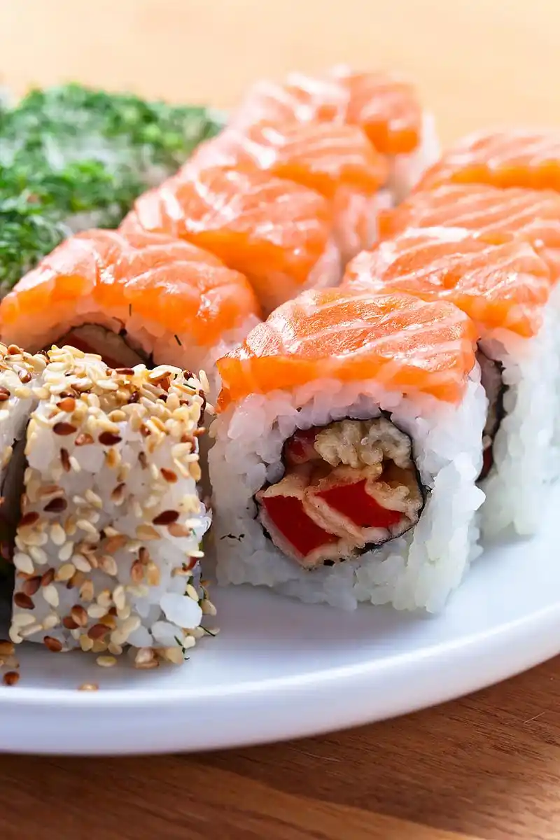 品尝鱼籽寿司,尽享海洋美味!