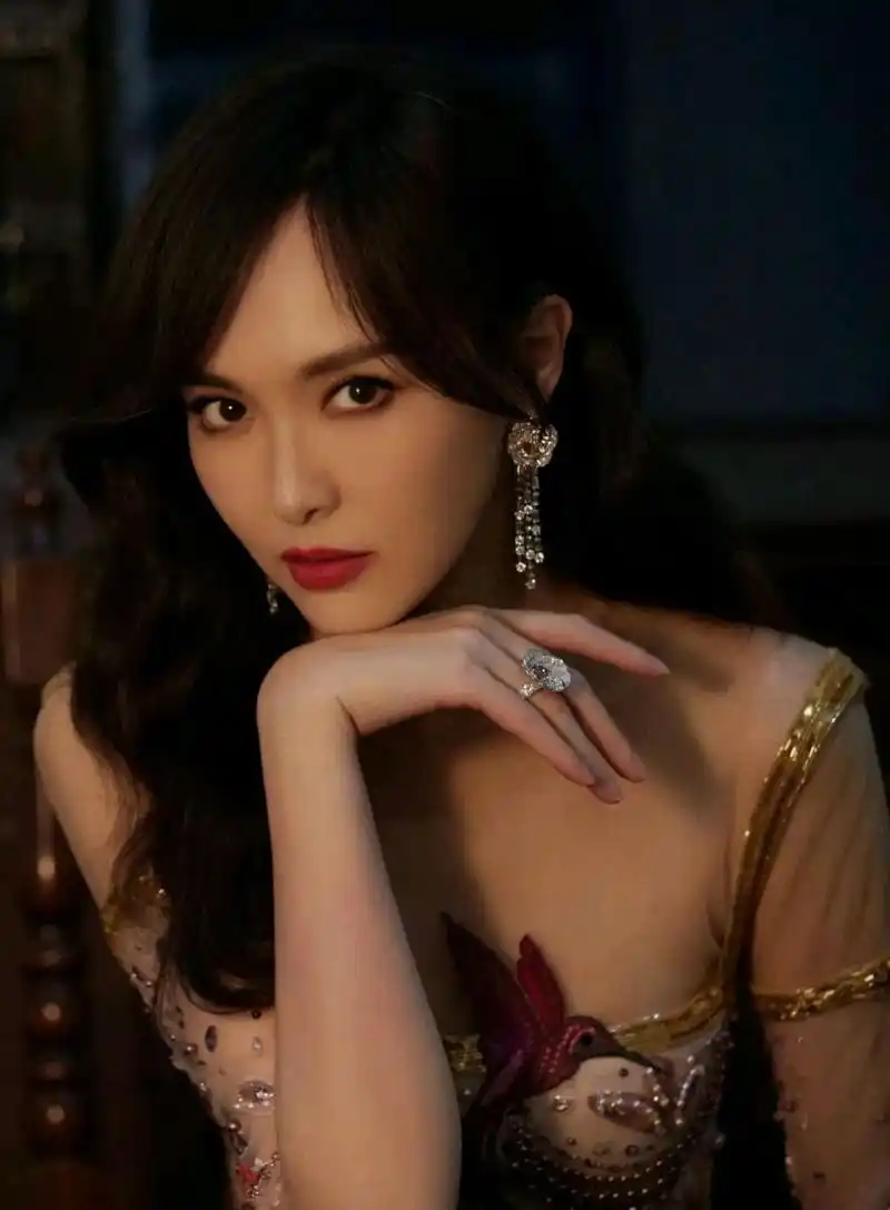 唐嫣一袭高开叉修身晚礼服腿长臀翘