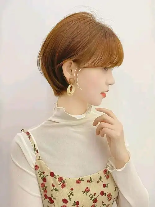 女生一样选择自己喜欢的发色了,今天的这种潮色短发也是很适合30岁