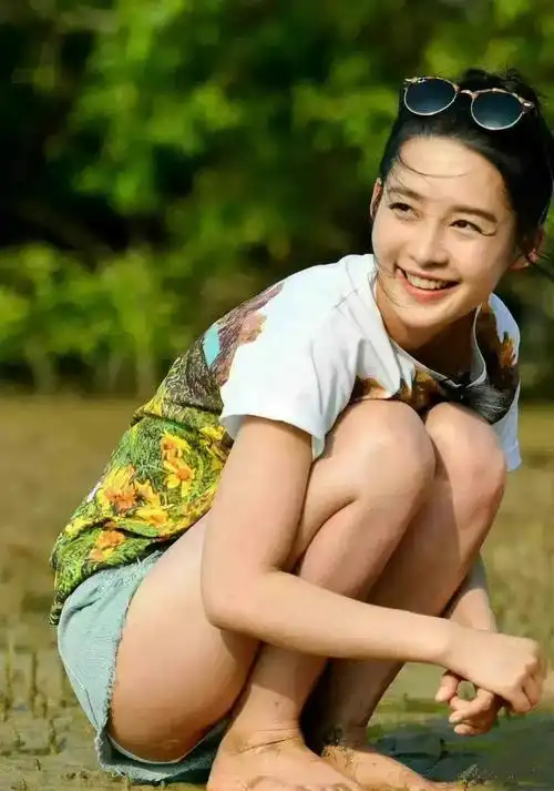 李沁短裤很时尚