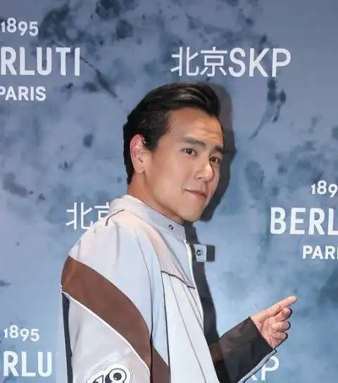 彭于晏皮衣配油头帅气亮相 大长腿男神依旧