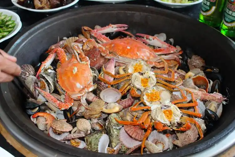 青岛是沿海城市,而且三面环海,海岸线很长,海鲜当然是特产了.