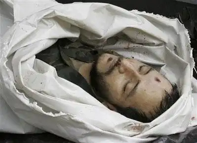 照片上可以清楚的看到额头上的弹孔.