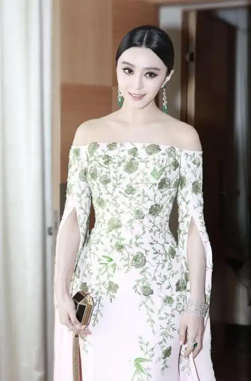 范冰冰这裙子一般人不敢穿,颜色艳丽还紧身,也就她能轻松驾驭|礼服|纱