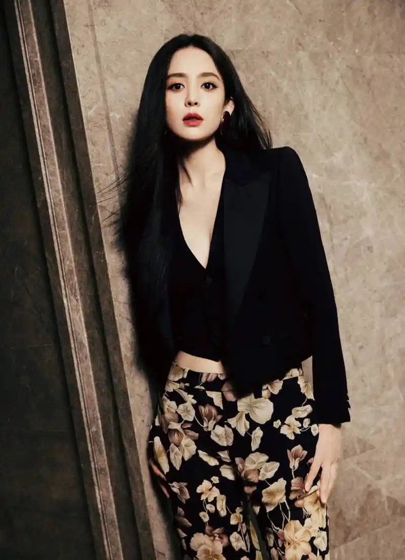 古力娜扎深v西服写真,大秀好身材冷艳动人!