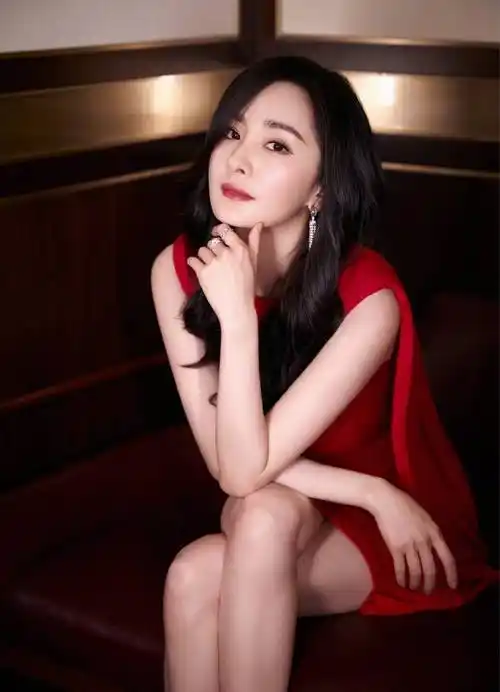 景甜着纯白毛衣清纯可人_时尚_古力娜扎_状态