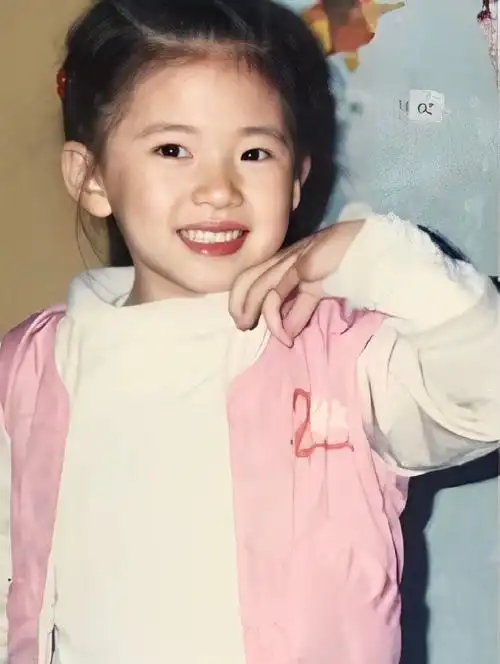 赵露思晒了童年照#赵露思拍照有一种魔力:她不追求精致完美,她的照片