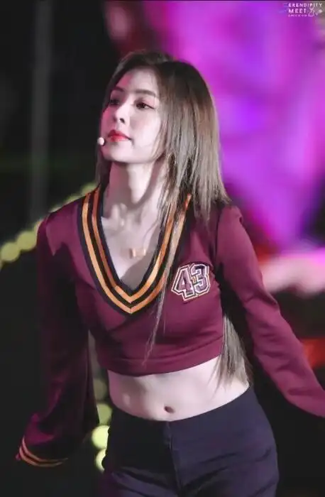 清纯 性感,red velvet裴珠泫长直发露脐装展现理想型女友模样