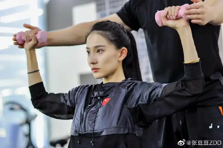 体操女神张豆豆微博晒照训练拳击颜值吸睛