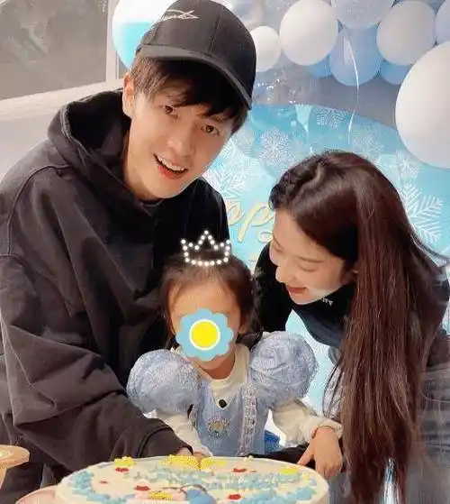 原创付辛博一家为女儿庆生3岁小月亮身高猛蹿90斤颖儿抱不动她