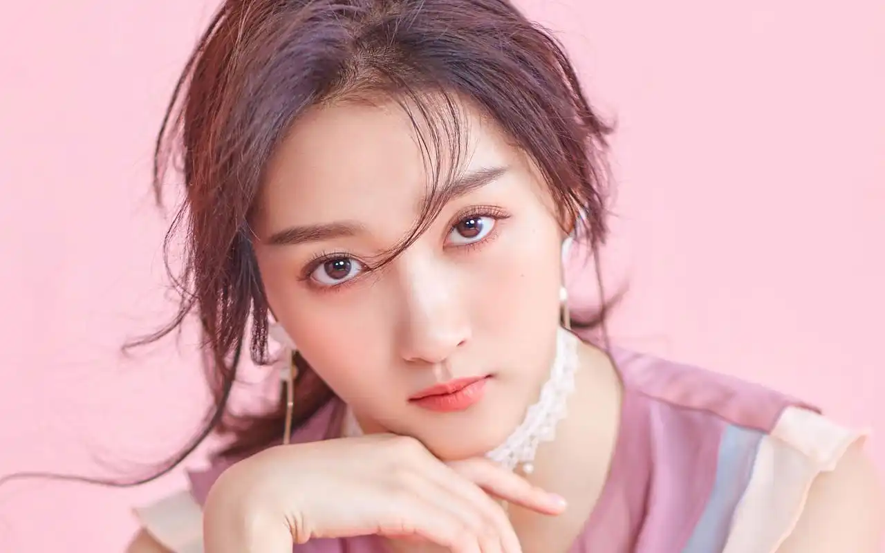 关晓彤粉色系时尚写真图片桌面壁纸