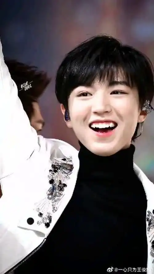 王俊凯这个男孩的小虎牙不见了也意味着他长大了