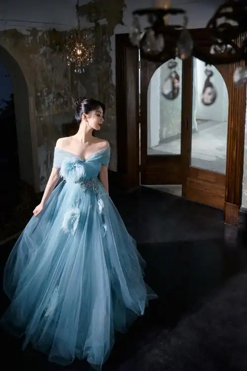 杨紫碧蓝抹胸纱裙造型