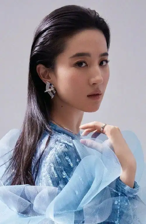 刘亦菲大背头出镜飒爽十足显女神范儿(组图)