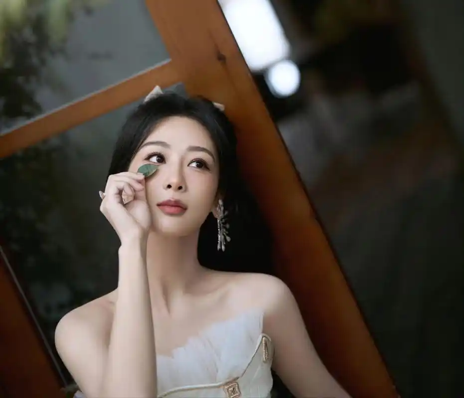 星光大赏杨紫第二套礼服,搭了三个发型,首先是工作室出图的,很青春灵