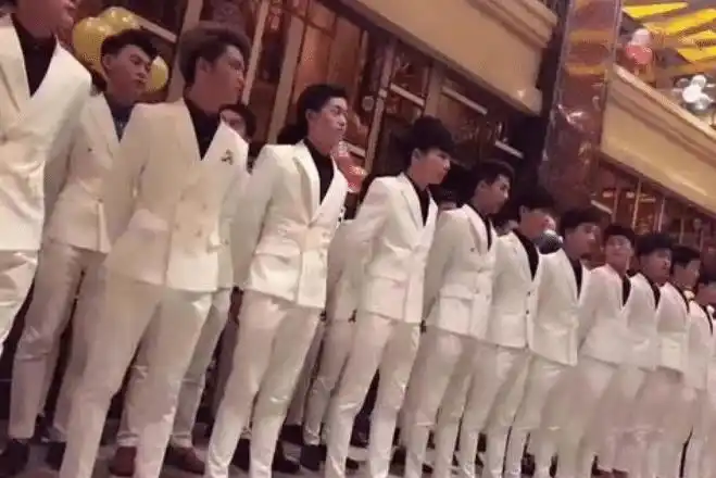 ktv找男模赔偿,因500元小费引发争执,女子:赔偿2000元!_手机搜狐网