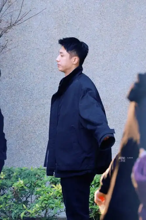 散发可爱@johnny黄景瑜「20231117江成屹」#黄景瑜冬至