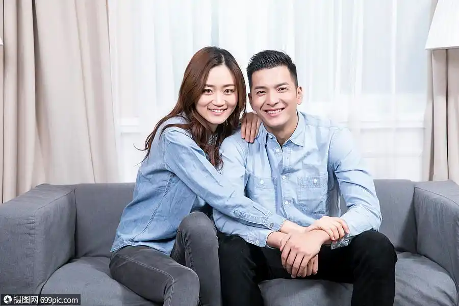 情侣甜蜜合影温馨模特