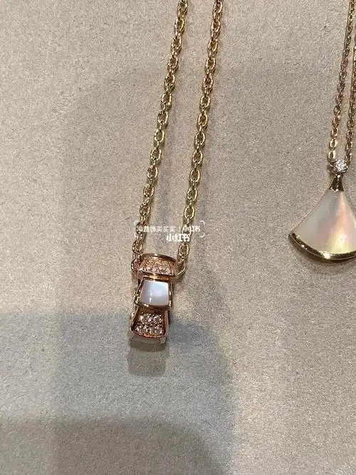 宝格丽蛇骨贝母满钻项链