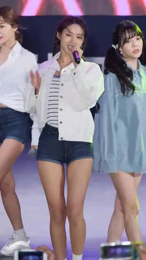 饭拍金雪炫美女,在庆典上热情歌舞《bingle bangle》,真有活力