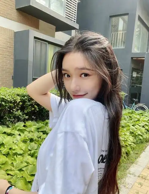 林允晒自拍发量令人羡慕 穿男友风白t衬纤细身材