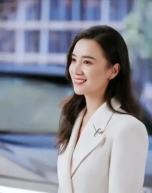 为了事业舍弃陈龙,与已婚导演恋爱,如今44岁的宋佳终于遇见真爱