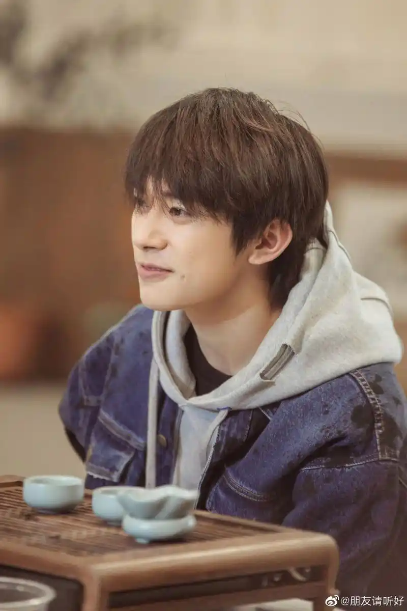 易烊千玺《朋友请听好》新剧照来袭 治愈系少年温柔上线