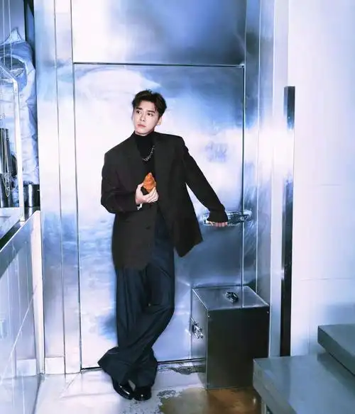 李易峰胶片感厨房大片释出氛围感拉满